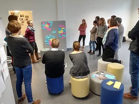 Mehrere Teammitglieder von TT im Design-Thinking-Raum während eines Workshops
