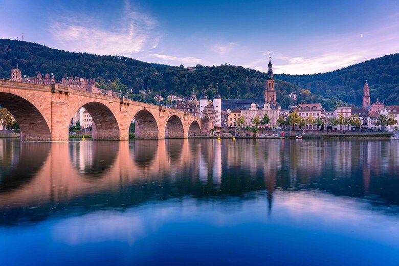 Zu sehen ist eine Ansicht auf die Heidelberg Altstadt, die Alte Brücke im Fokus.