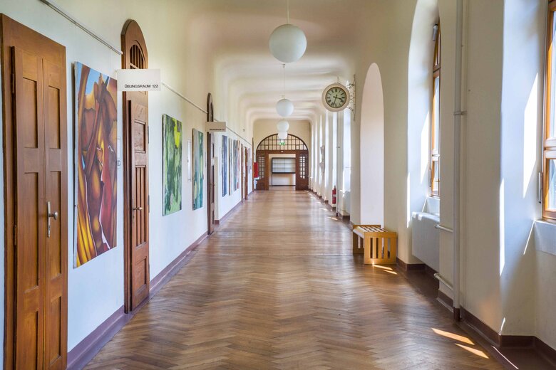 Das Bild zeigt einen Flur im Altbau der Pädagogischen Hochschule Heidelberg. 