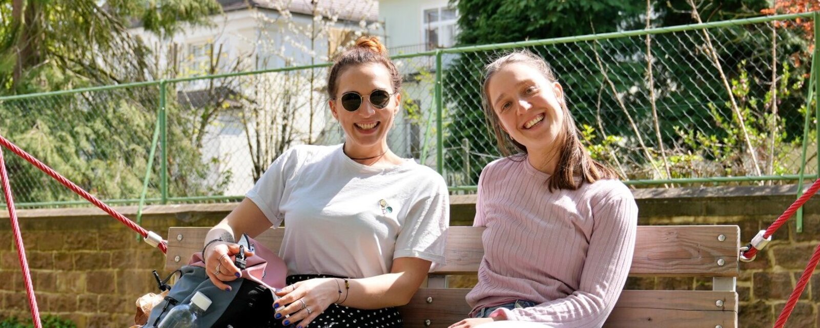 Auf diesem Bild sitzen zwei Studierende auf einer Bank im Innenhof der PH Heidelberg. Zum Studienbeginn erfahren Studierende auf dieser Seite Informationen zu Immatrikulation, Beratungstage (BeTa) für Erstsemester, Orientierung im Studierendenalltag und auf dem Campus, studentisches Wohnen und Leben und vieles mehr. 