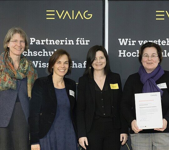 Team der PS mit Nitarbeiterin der Evalag und neu erworbenem Qualitätssiegel