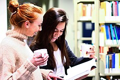 Das Foto zeigt zwei Studierende in der Bibliothek bei der langen Nacht der Forschung.