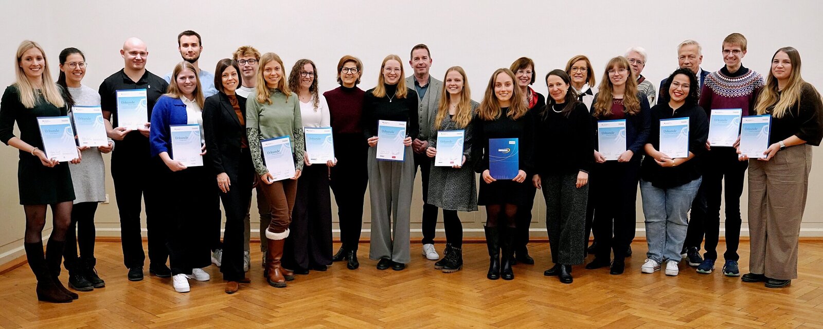 Gruppenbild der Stipendiat:innen und Förderer des Deutschlandstipendiums 2025/2026