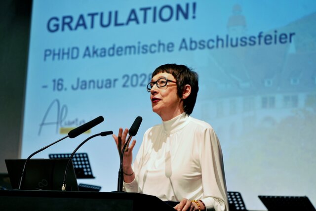 Zu sehen ist Rektorin Vach bei der offiziellen Begrüßung