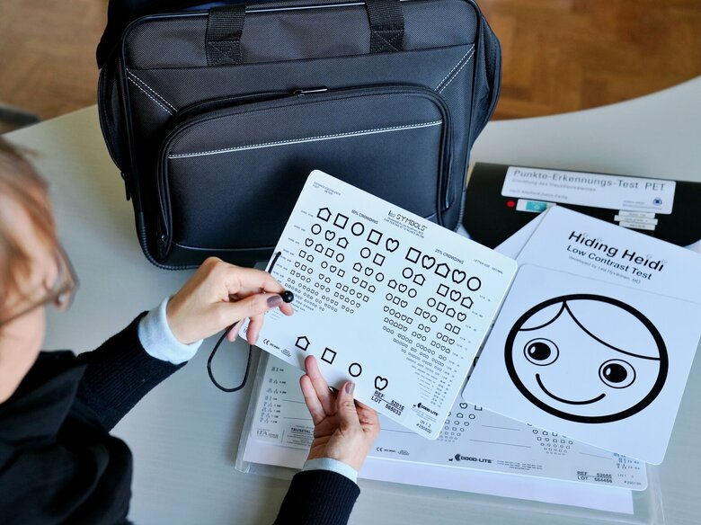 Zu sehen sind Materialien zur Erkennung von Taubblindheit