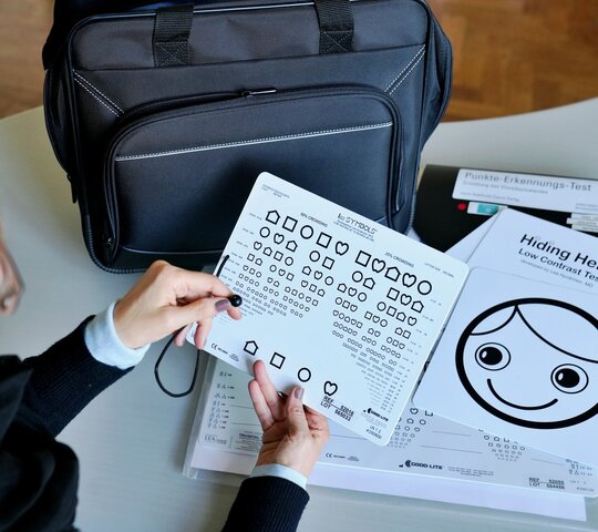 Zu sehen sind Materialien zur Erkennung von Taubblindheit