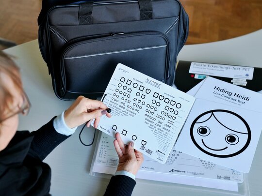 Zu sehen sind Materialien zur Erkennung von Taubblindheit