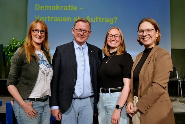Zu sehen sind Dr. Nicole Flindt (Leitung Forschungsreferat / Graduate School), Bodo Ramelow sowie Prof. Dr. Marita Friesen