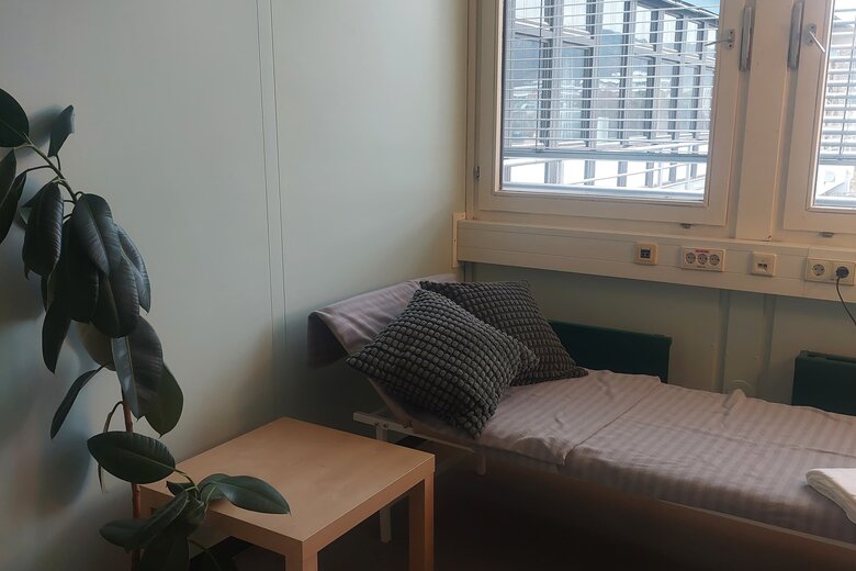 Der Ruheraum im Neubau, der von PHeelGood eingerichtet wurde, um gesundes Studieren zu ermöglichen. Im Bild zu sehen ist eine Pflanze links, ein Couchtisch und daneben eine Liege.