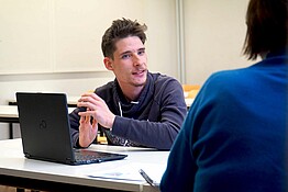 Das Bild zeigt Michael Gänßmantel sowie eine weitere Person, beide sitzen vor einem Laptop. Copyright Pädagogische Hochschule Heidelberg