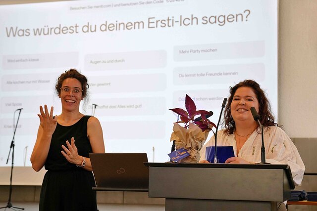 Zu sehen sind eine Gebärdensprachendolmetscherin sowie Alumna Julia Krimitzas.
