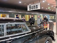 Foto von Studierenden mit dem Auto