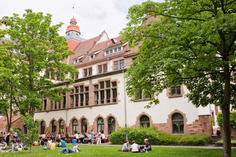 Der Innenhof des Altbaus im Sommer