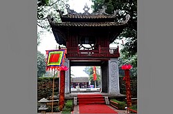 asiatischen Tempel mit einen langen roten Teppich.