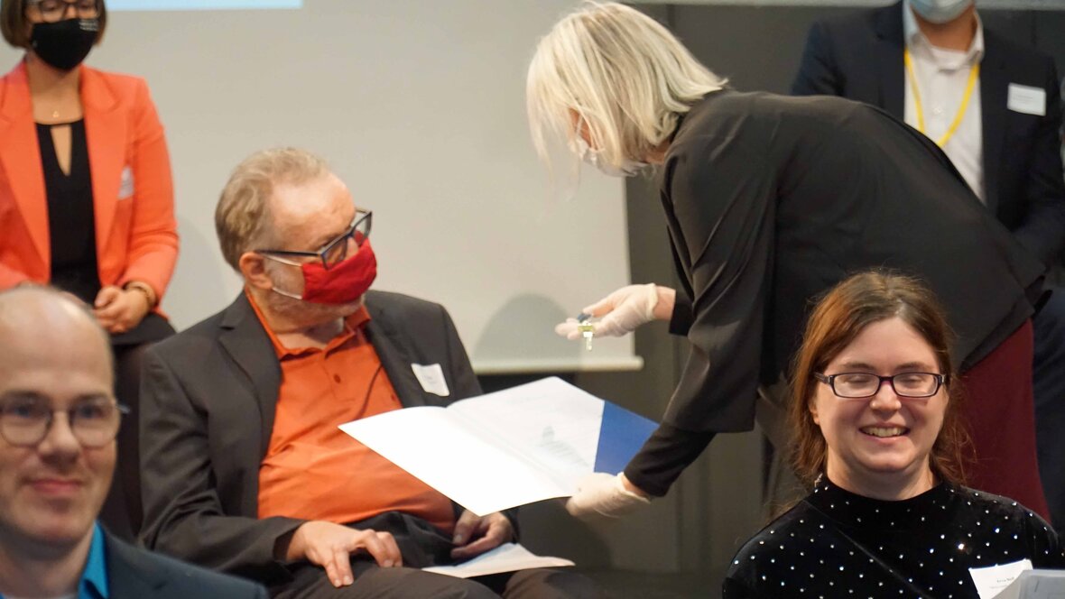 Übergabe des Arbeitsvertrages an Hartmut Kabelitz durch Prof. Dr. Vera Heyl.