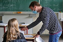 Schülerin an ihrem Arbeitsplatz in der Schule. 