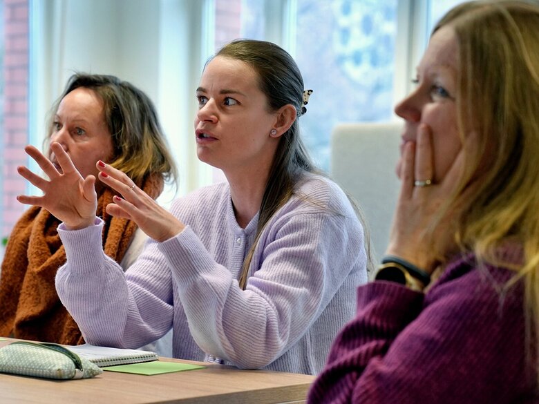 Das Foto zeigt Teilnehmer:innen der Weiterbildung "Qualifizierung zur Fachkraft Sprache und Kommunikation" und Leiterin Professorin Dr. Steffi Sachse (rechts).
