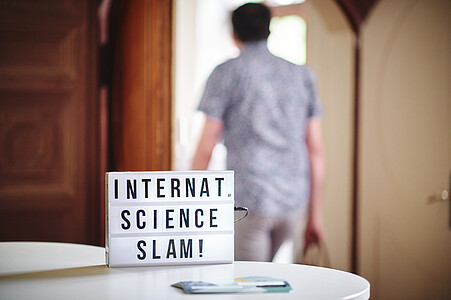 Schmuckgrafik: Schild mit Text "International Science Slam"