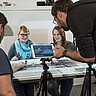 Das Bild zeigt Studierende, die mit Playmobil und Tablets einen Film zur Straßenverkehrsordnung drehen. Das Bild wurde im Medienzentrum der Hochschule aufgenommen. Copyright: PH Heidelberg