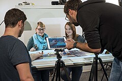Das Bild zeigt Studierende, die mit Playmobil und Tablets einen Film zur Straßenverkehrsordnung drehen. Das Bild wurde im Medienzentrum der Hochschule aufgenommen. Copyright: PH Heidelberg