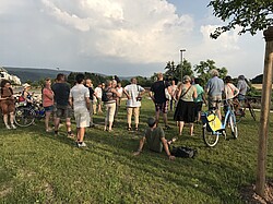 Menschen auf einer Wiese im IBA-Landwirtschaftspark.