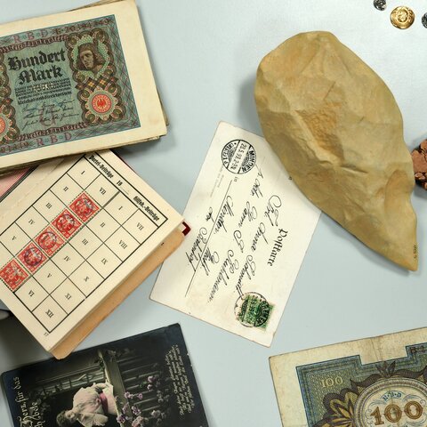 Foto von aten Geldscheinen und anderen Gegenständen