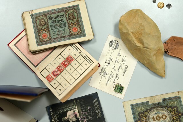 Foto von aten Geldscheinen und anderen Gegenständen