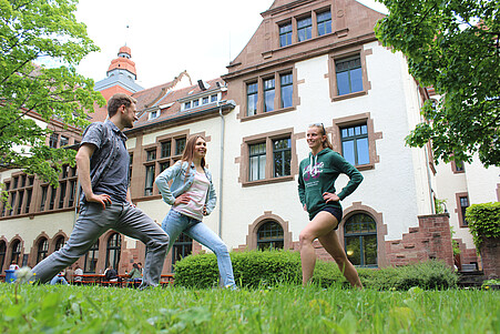 Studierende, die eine Bewegungseinheit im Hof der Pädagogischen Hochschule, durchführen
