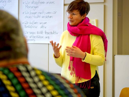 Das Foto zeigt Sarah Maier vor einem beschriebenen Flipchart.
