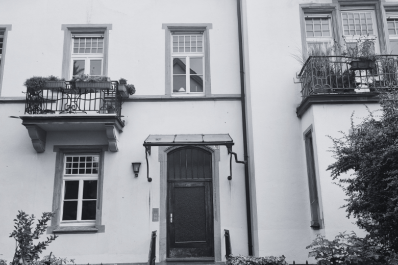 schwarz-weiß Bild der Haustür in der Bergstraße, wo die PHHD ihren Ursprung hat.