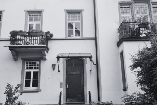 schwarz-weiß Bild der Haustür in der Bergstraße, wo die PHHD ihren Ursprung hat.