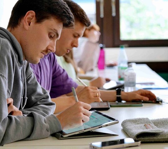 zu sehen sind Studierende in einem Seminar 