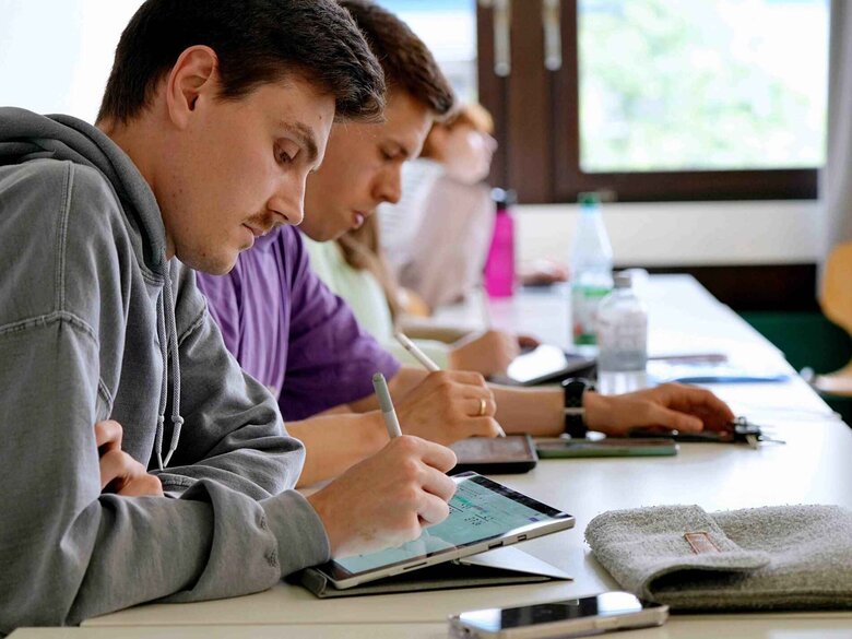 Zu sehen sind Studierende in einem Seminar