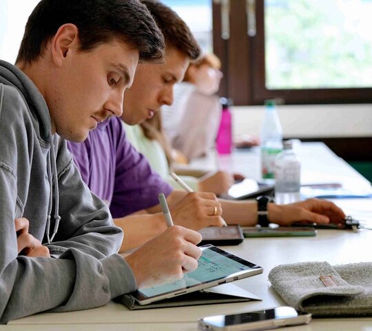 Zu sehen sind Studierende in einem Seminar