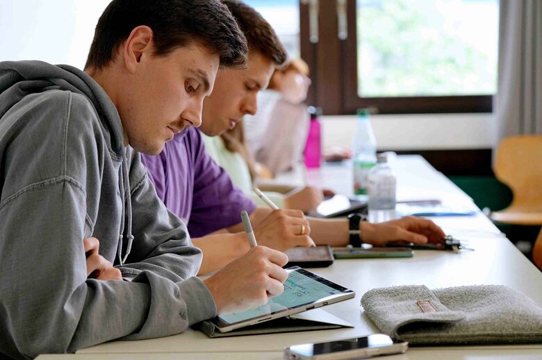 Zu sehen sind zwei Studierende in einem Mathematik Seminar.