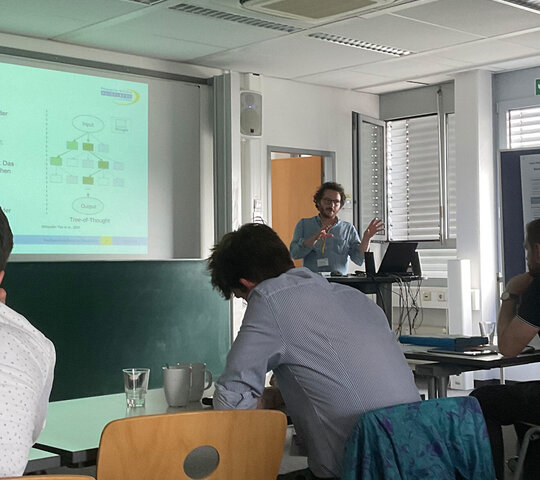 Auf dem Bild sitzen Studierende im Seminarraum, ihr Blick ist nach vorne gerichtet.
