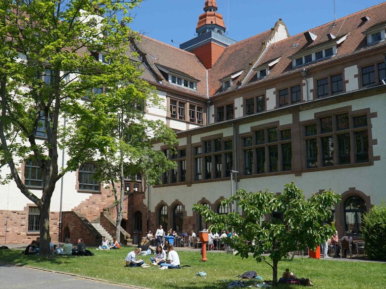 Innenhof am Altbau der PH.