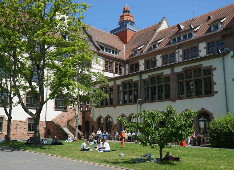 Innenhof am Altbau der PH.