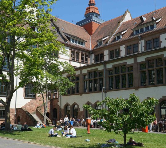 Innenhof am Altbau der PH.