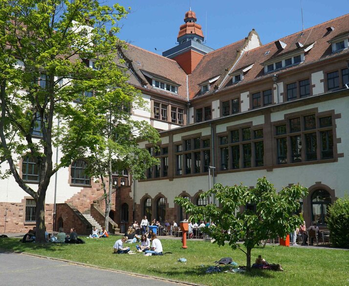 Innenhof am Altbau der PH.