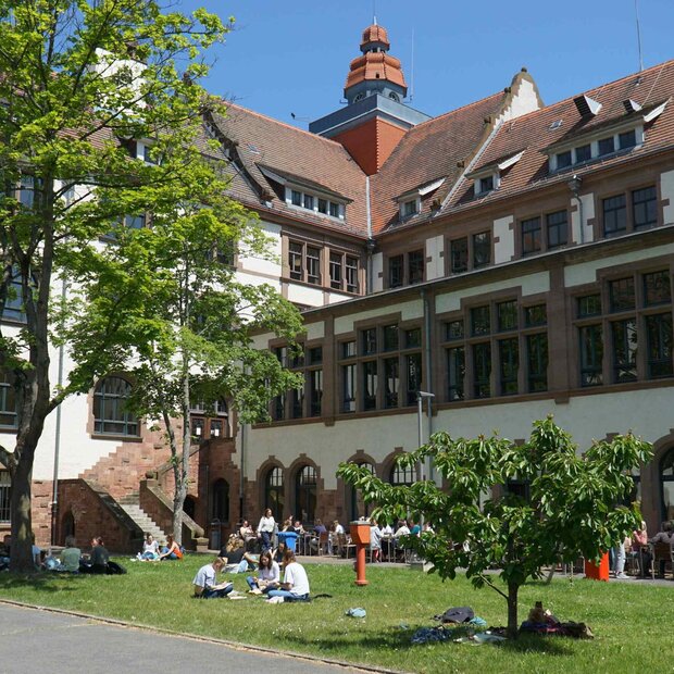 Innenhof am Altbau der PH.