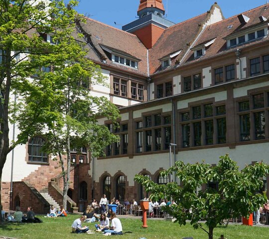 Innenhof am Altbau der PH.