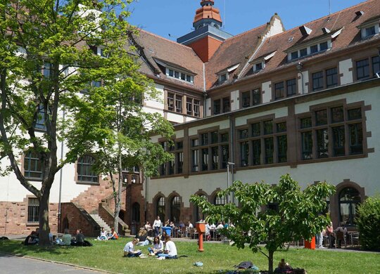 Innenhof am Altbau der PH.