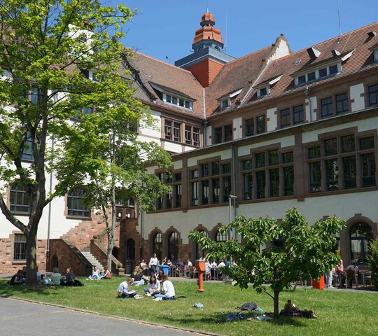 Innenhof am Altbau der PH.