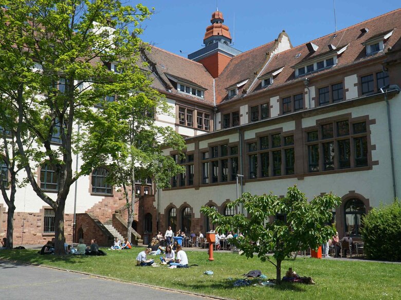 Innenhof am Altbau der PH.