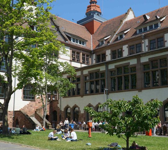 Innenhof am Altbau der PH.