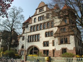 Das Portal des Altbau im Herbst
