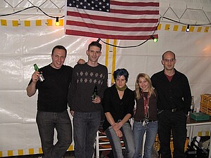Gruppe mit Getränken unter Amerikanischer Flagge