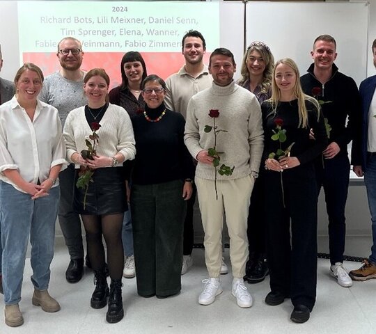 Foto von Alumni und Alumnae und Dozent:innen des Fachs Geschichte