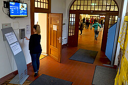 Auf dem Bild erkennt man den Eingangsbereich des Altbaus der PH mit Studierenden.